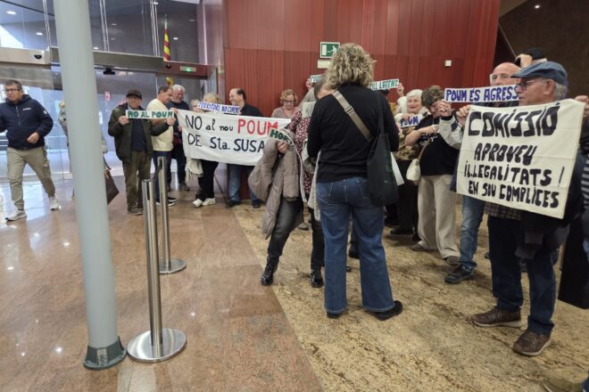 Els pagesos del Pla de Balasc ocupen el vestíbul de Territori per demanar la suspensió del pla d’ordenació