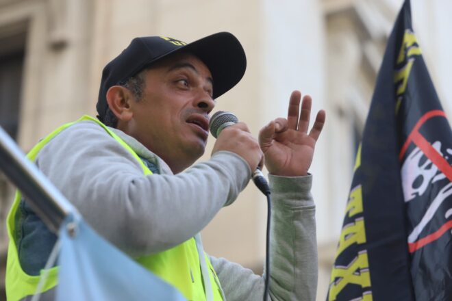 Els taxistes anuncien que aixequen el tall a la Gran Via, però l’aturada continua