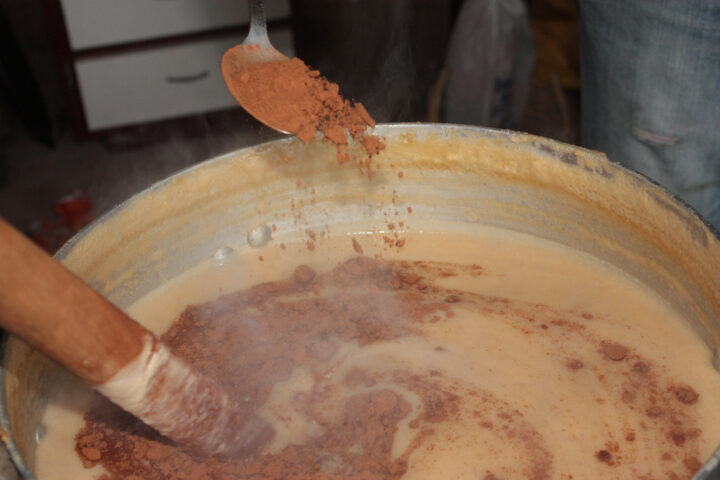 Preparatius de la salsa de Nadal (fotografia cedida per Joan Lluís Ferrer).