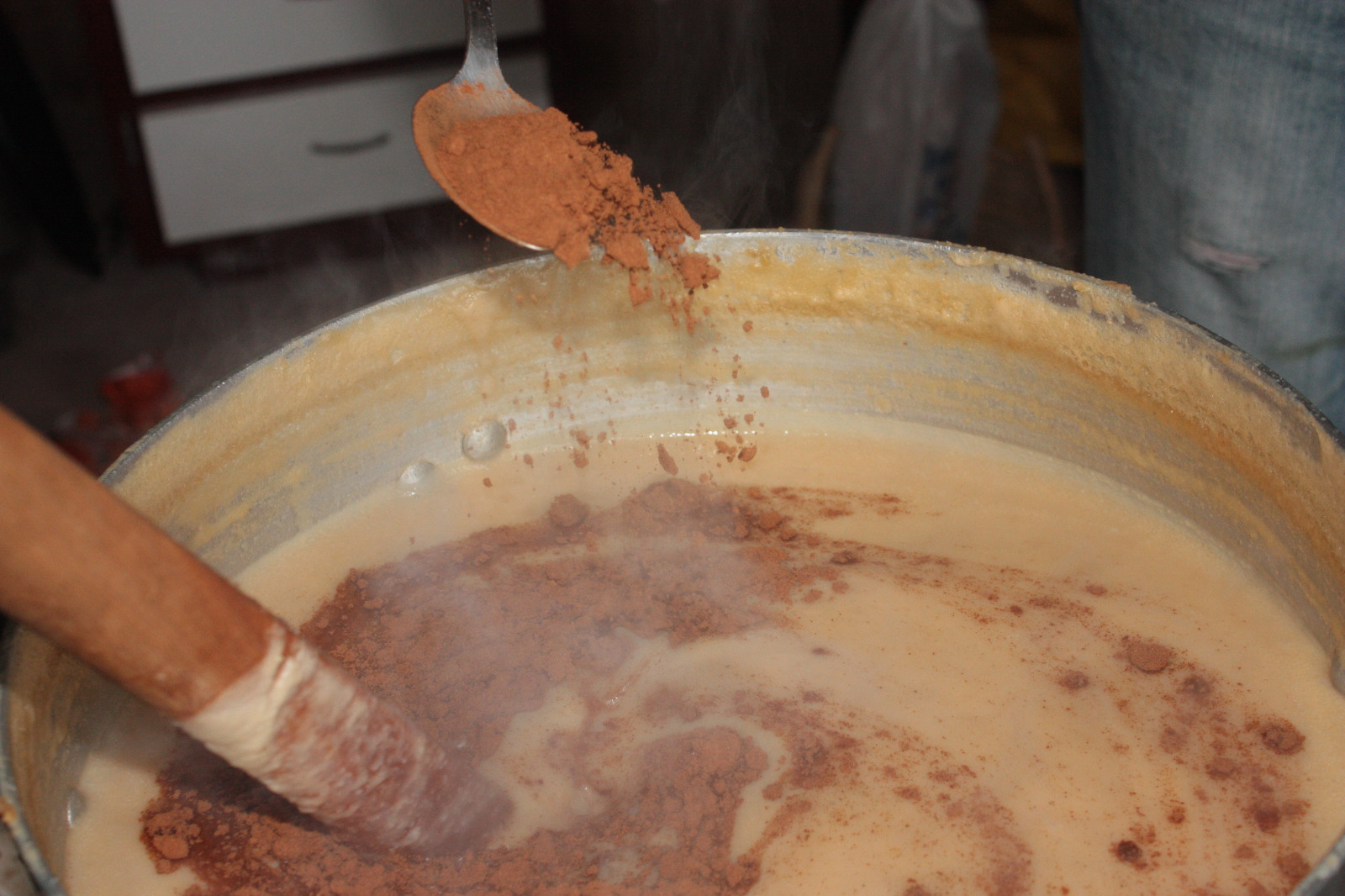 Preparatius de la salsa de Nadal (fotografia cedida per Joan Lluís Ferrer).