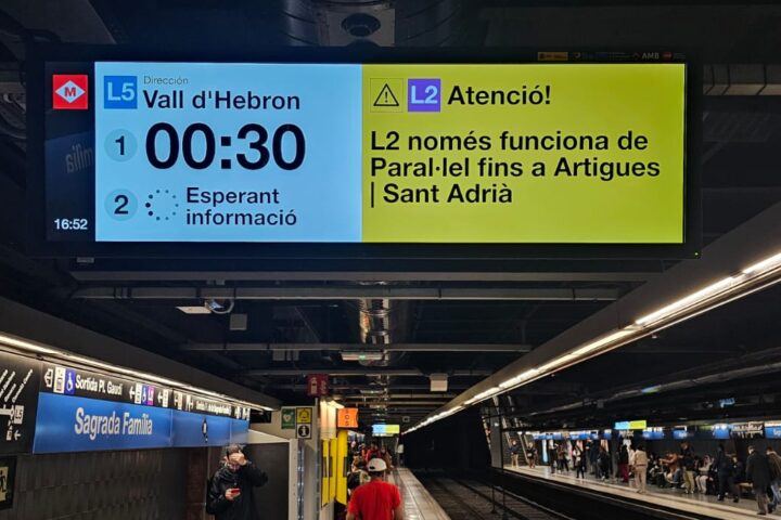 Imatge d'arxiu de passetgers pujant al metro al Liceu.