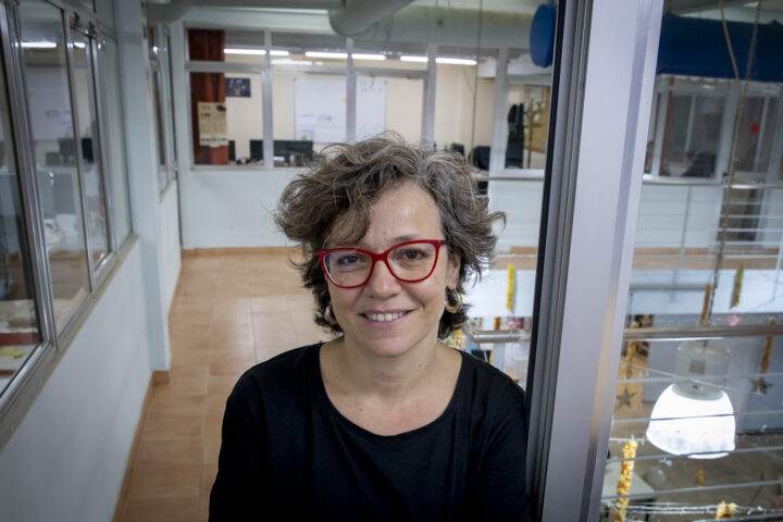 Beatriz Fernández, directora d'Arrels, després de l'entrevista (fotografia: Albert Salamé).