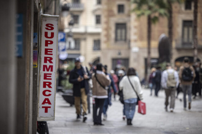 Barcelona prohibeix noves llicències de supermercats i botigues 24 hores