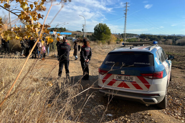 Una patrulla dels Mossos en punt de control d'accés per prevenir l'expansió de la pesta porcina.
