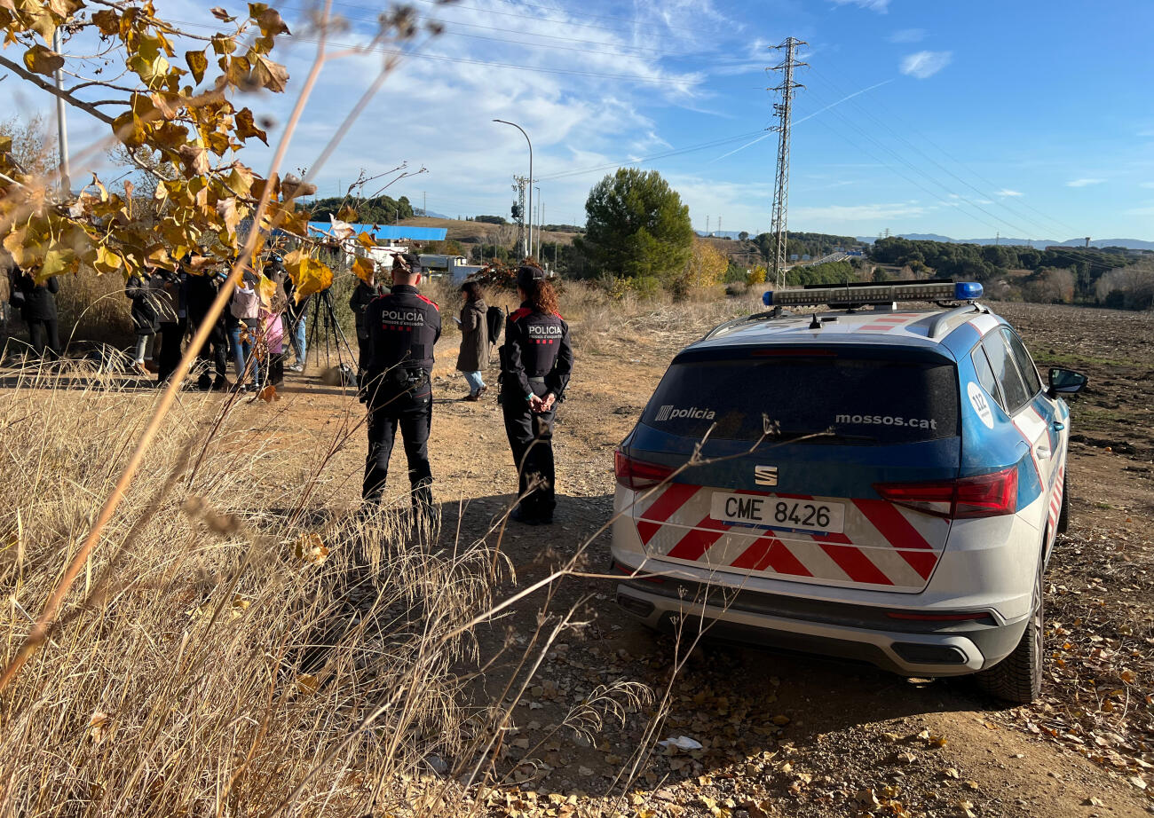 Una patrulla dels Mossos en punt de control d'accés per prevenir l'expansió de la pesta porcina.