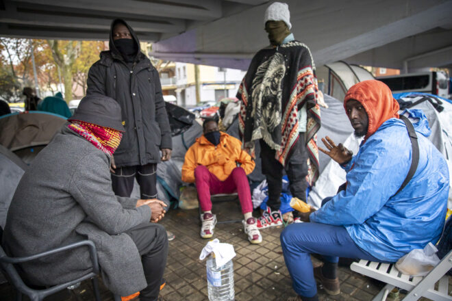 Alguns desallotjats del B9 a Badalona dormen sota cobert després de tres nits al ras