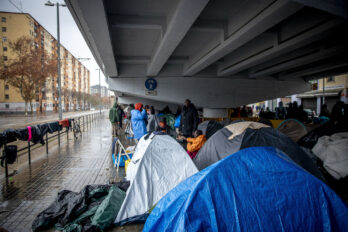 Desenes de persones desallotjades de la nau B9 de Badalona organitzen un campament sota l'autopista durant el temporal del 20 de desembre (fotografia: Albert Salamé).