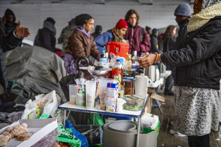 Alguns dels desallotjats del B9, instal·lats amb tendes de campanya a sota d'una sortida de la C-31 a Badalona (fotografia: Albert Salamé).