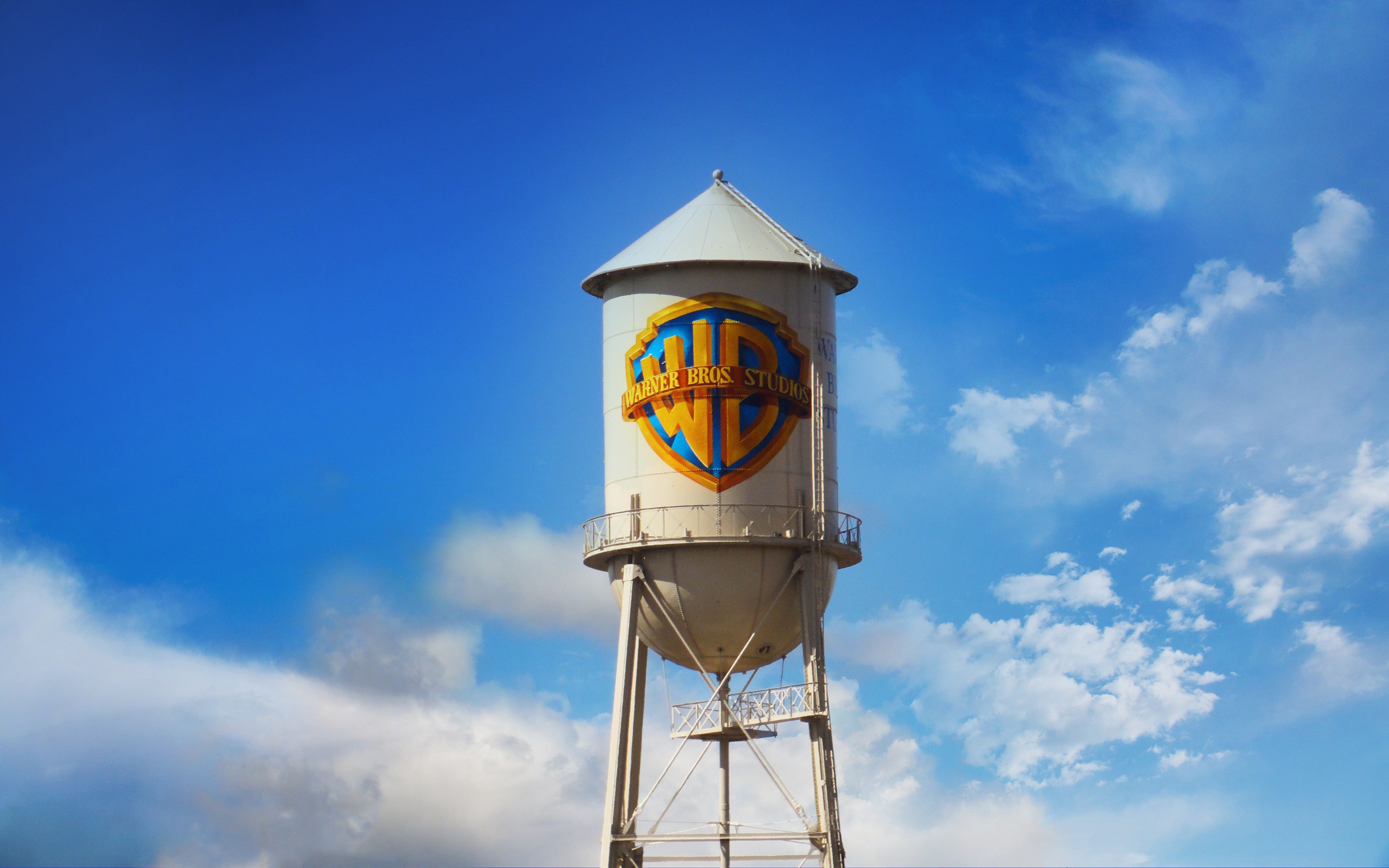 Logotip de Warner Bros. a les instal·lacions de l'estudi a Hollywood (fotografia: Goodfon.com).