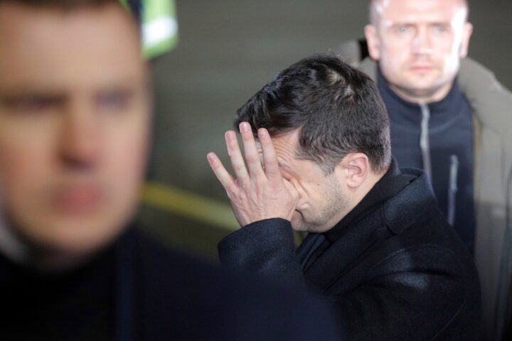El president ucraïnès, Volodímir Zelenski (centre), a Kíiv, dissabte proppassat (fotografia: Sergey Dolzhenko/Efe).