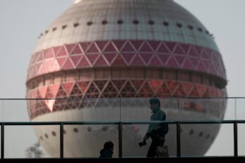 Un vianant passa per davant de la Torre Perla Oriental, la torre de telecomunicacions més alta de Xangai, la setmana passada (fotografia: Alex Plavevski/Efe).