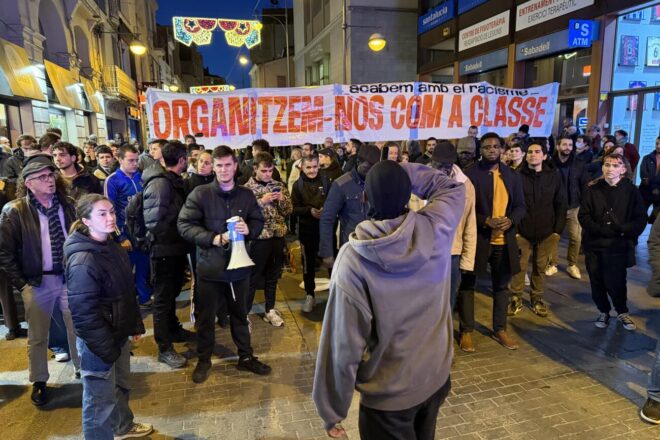 Crides contra el racisme i el feixisme a la manifestació de protesta pel desallotjament de l’institut B9 de Badalona
