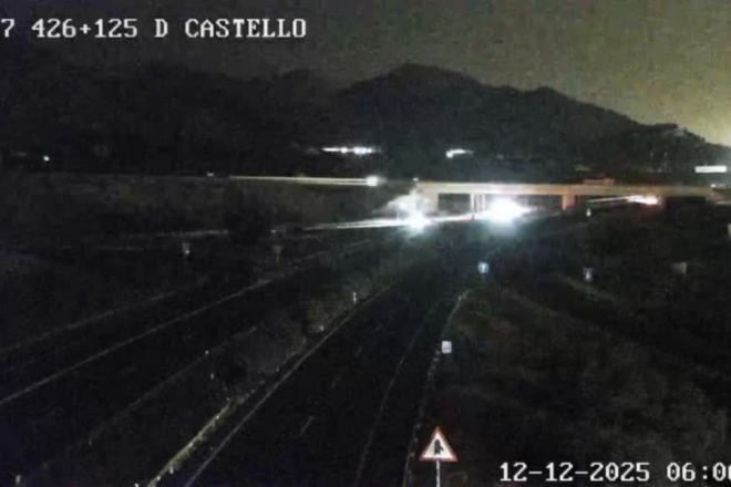 Un accident de tres camions durant la nit talla la AP-7 a Castelló