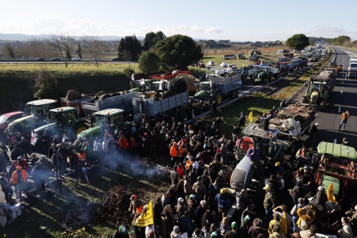 Una protesta de ramaders a la A61 (fotografia: EFE / EPA / Guillaume Horcajuelo).