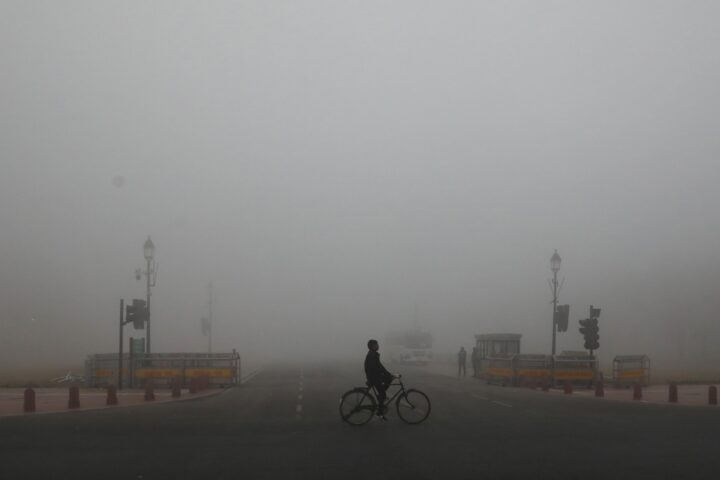 'Smog' a Nova Delhi, producte de la contaminació de l'aire, dilluns (fotografia: Rajat Gupta/Efe).