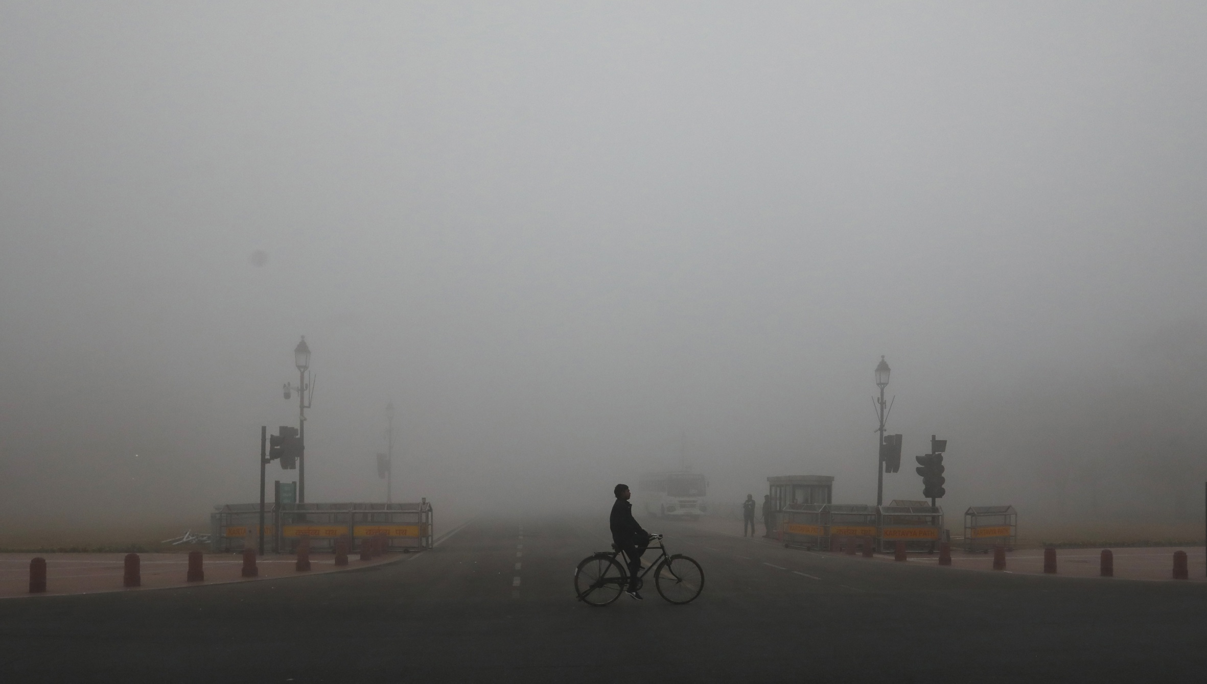 'Smog' a Nova Delhi, producte de la contaminació de l'aire, dilluns (fotografia: Rajat Gupta/Efe).