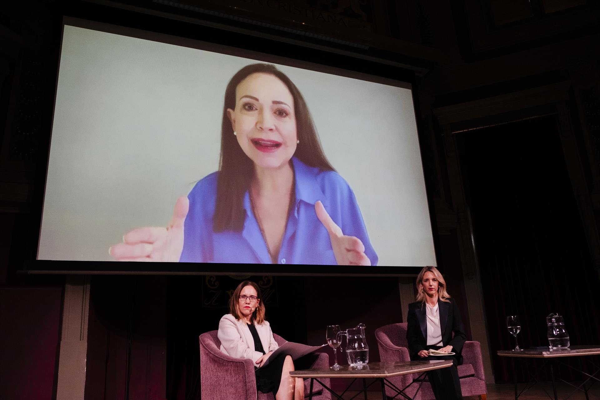 L’opositora veneçolana María Corina Machado participa per videoconferència en un acte a Madrid