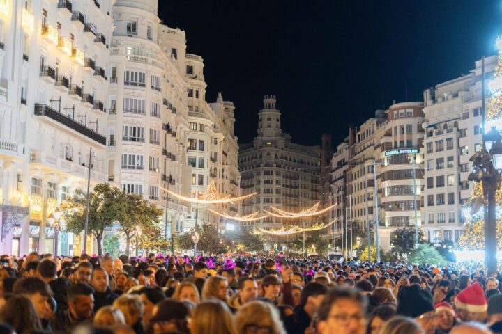 Centenars de persones assisteixen a l’encesa de la il·luminació de Nadal, el 21 de novembre de 2025, a València. Fotografia: Jorge Gil / Europa Press.