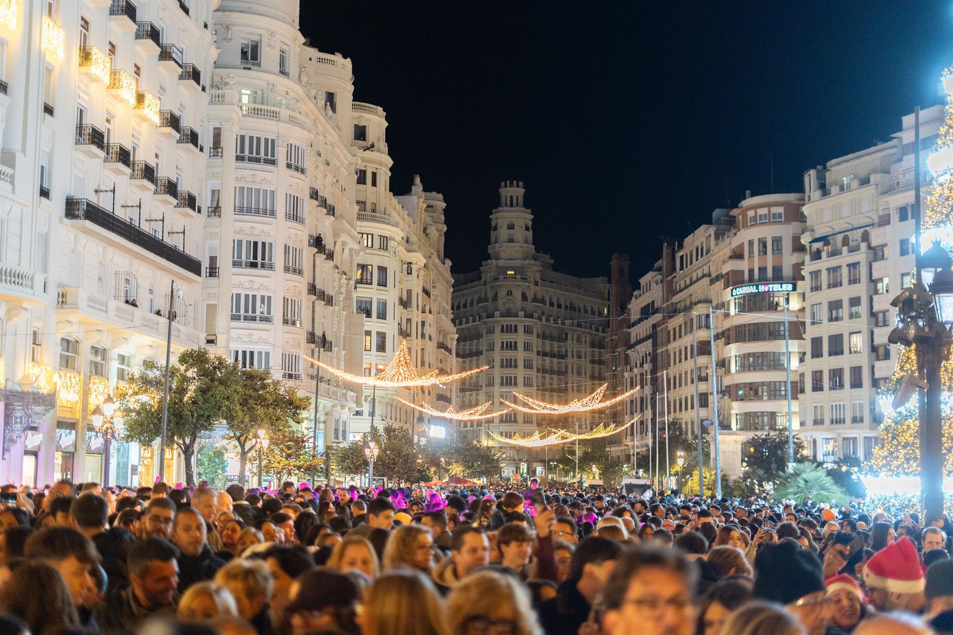 Centenars de persones assisteixen a l’encesa de la il·luminació de Nadal, el 21 de novembre de 2025, a València. Fotografia: Jorge Gil / Europa Press.