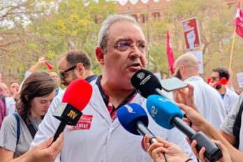 El secretari general de Metges de Catalunya, Xavier Lleonart, atén la premsa.