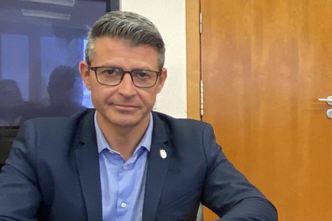 Toni González deixa els càrrecs del PSPV, després de les denúncies per assetjament, però continuarà com a batlle