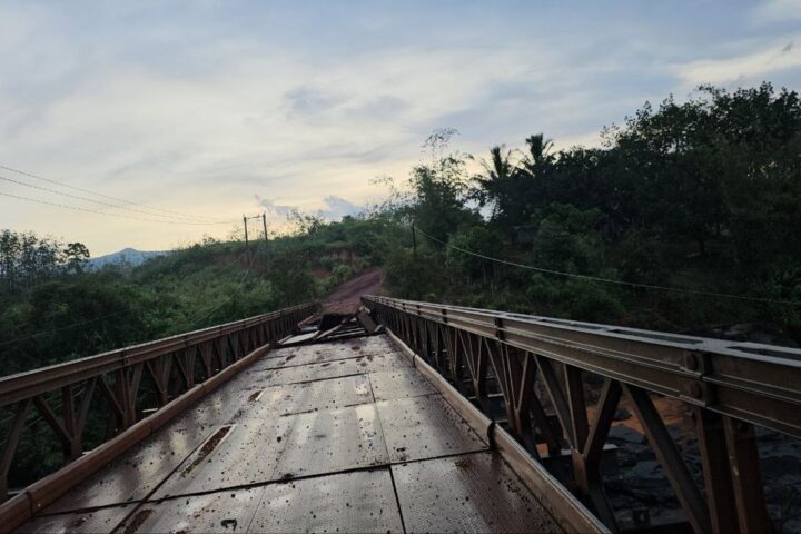 Imatge d’arxiu d’un pont danyat a Cambodja pels bombardeigs de l’exèrcit tailandès