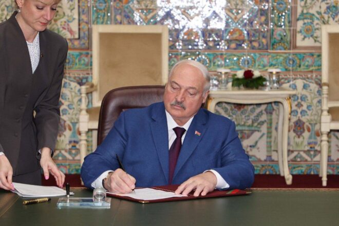 Lukashenko indulta 123 presos polítics, inclòs el Nobel de la Pau Ales Bialiatski