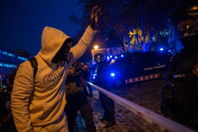 En marxa el desallotjament de l’antic institut B9 de Badalona, ocupat des de fa mesos