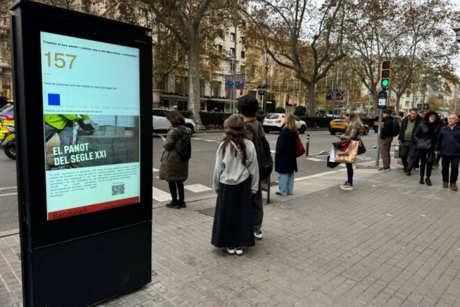 Barcelona prova el nou panot que ha de substituir les rajoles tradicionals de la ciutat