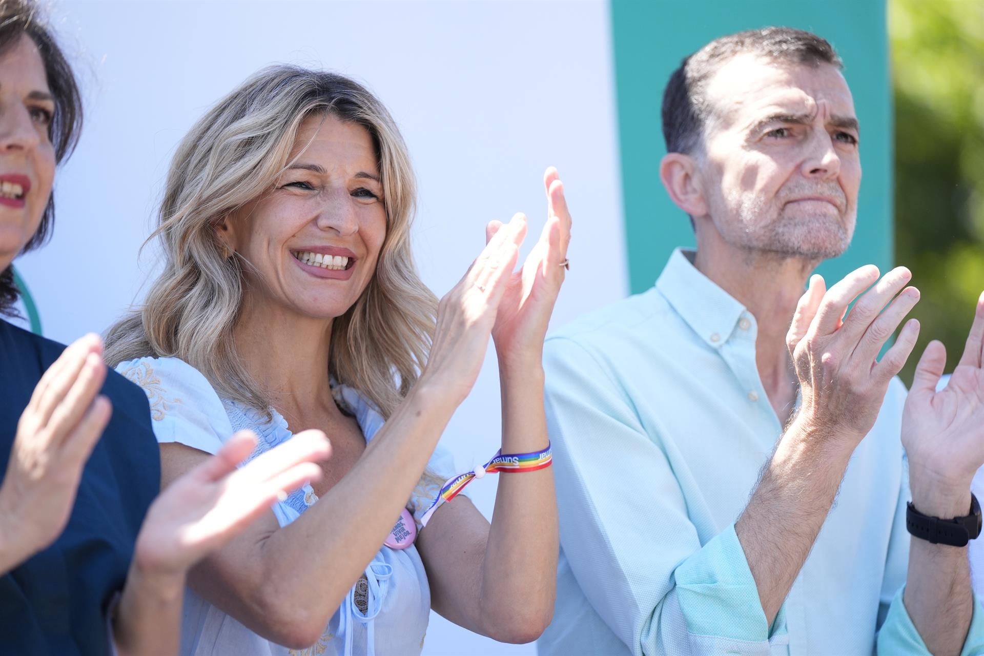 La vicepresidenta Yolanda Díaz i el coordinador d’IU, Antonio Maíllo, en un acte sobre la reducció de la jornada laboral organitzat per Movimiento Sumar i IU a Sevilla.