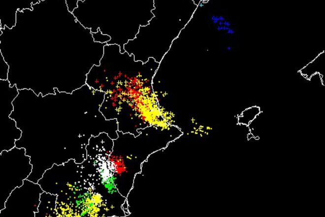 Un temporal elèctric extraordinari deixa 1.513 llamps al País Valencià