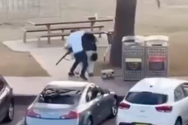 [VÍDEO] Un home es juga la vida per desarmar un dels atacants a Sydney