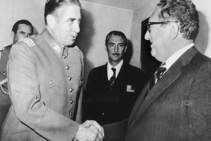 El dictador xilè Augusto Pinochet (esquerra) saluda el secretari d'Estats dels Estats Units, Henry Kissinger (dreta), durant una reunió a Santiago de Xile, l'any 1976 (fotografia: Bettmann Archive/The Washington Post).