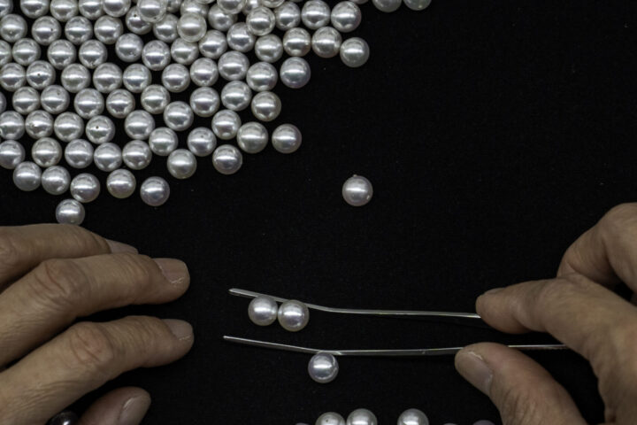 Un operari manipula perles de la badia d'Ago en una fàbrica a Ise, al Japó (fotografia: Salwan Georges/The Washington Post).