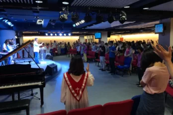 Ezra Jin (esquerra, vestit amb americana), durant una missa de la congregació de Zion aquest octubre. El fundador de la congregació fou detingut, juntament amb trenta fidels més, aquell mateix mes (fotografia: família Jin/The Washington Post).