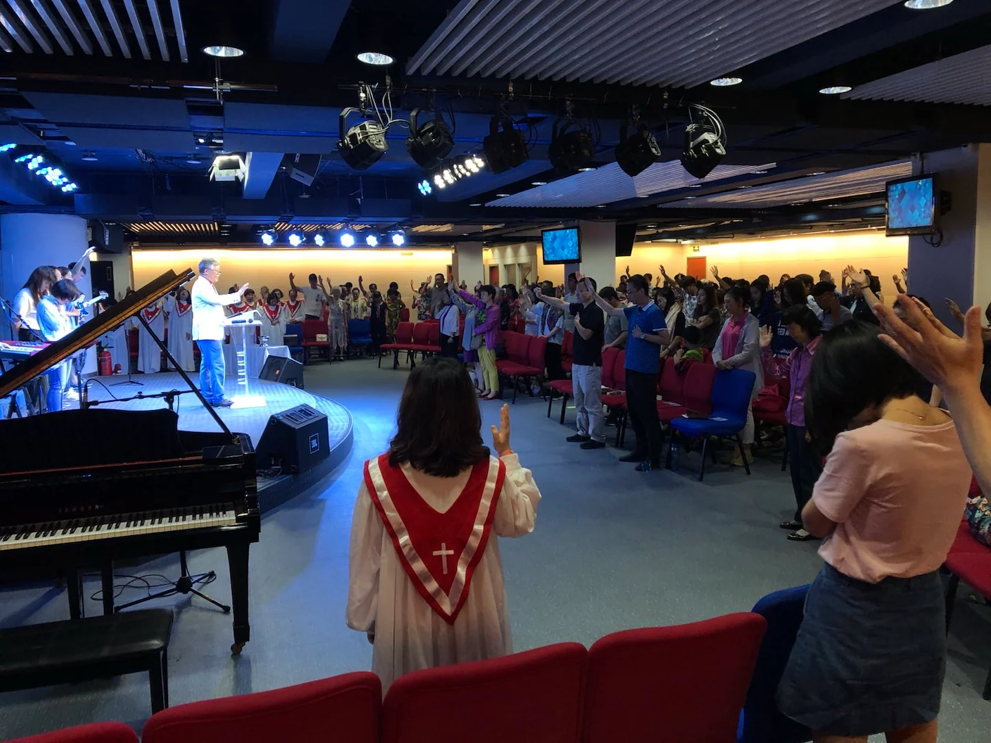 Ezra Jin (esquerra, vestit amb americana), durant una missa de la congregació de Zion aquest octubre. El fundador de la congregació fou detingut, juntament amb trenta fidels més, aquell mateix mes (fotografia: família Jin/The Washington Post).