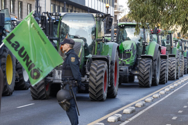 Una marxa de tractors pren els carrers de València contra les polítiques agràries que “ofeguen el camp”
