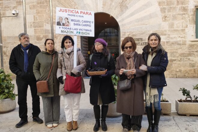 Les víctimes de la gota freda porten carbó a les Corts per a Pérez Llorca, Mazón i tot el Consell