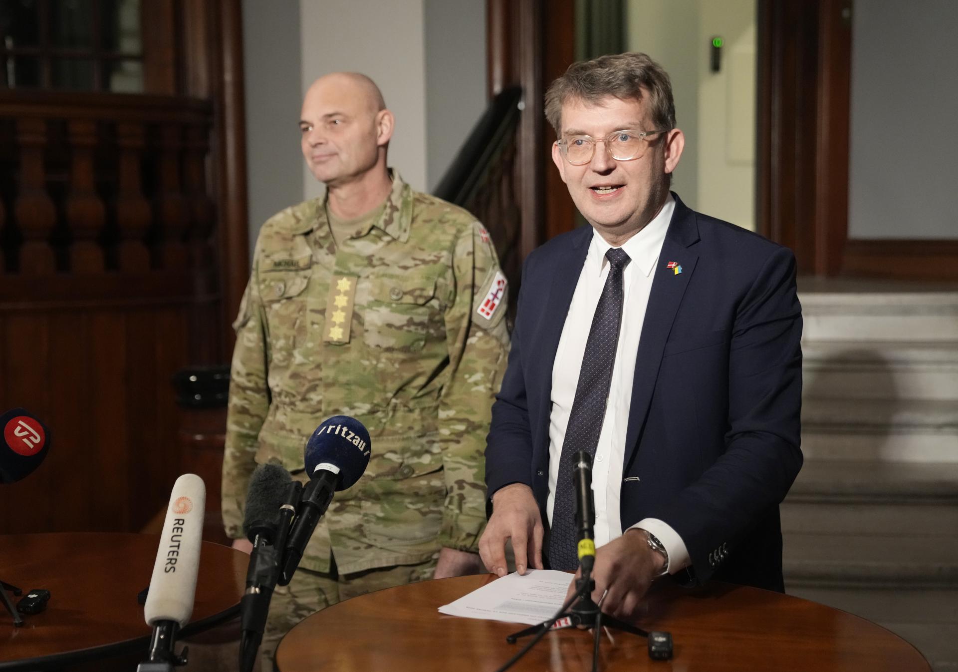 El ministre de Defensa danès, Troels Lund Poulsen, i el cap de Defensa Michael Wiggers Hyldgaard (fotografia: EFE / EPA / Sebastien Elias Uth)