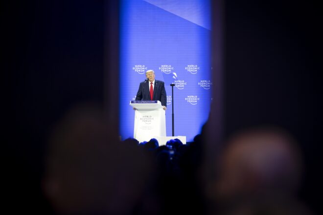 Trump exigeix negociacions immediates per Grenlàndia i amenaça Europa: “No va en la bona direcció”