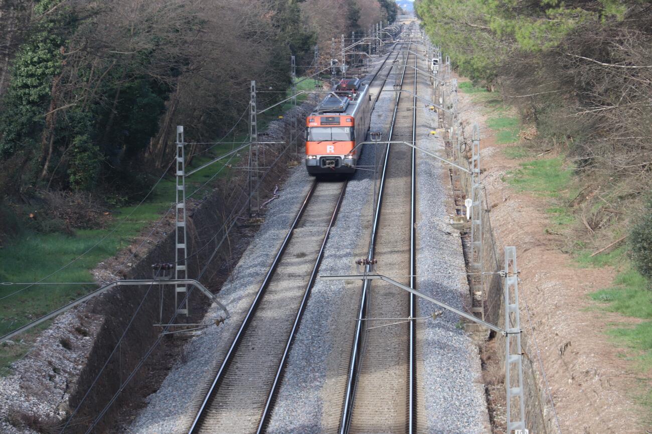 Un tren de Rodalia circula per les vies arribant a Caldes de Malavella.