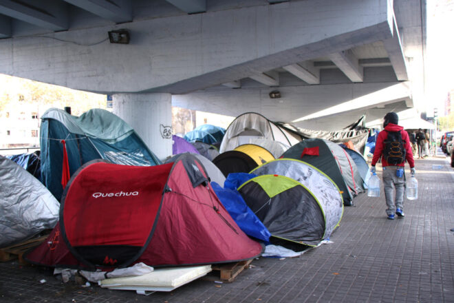 Cap d’Any sota el pont de la C-31: “Tothom fent festa i nosaltres esperant que les coses canviïn”