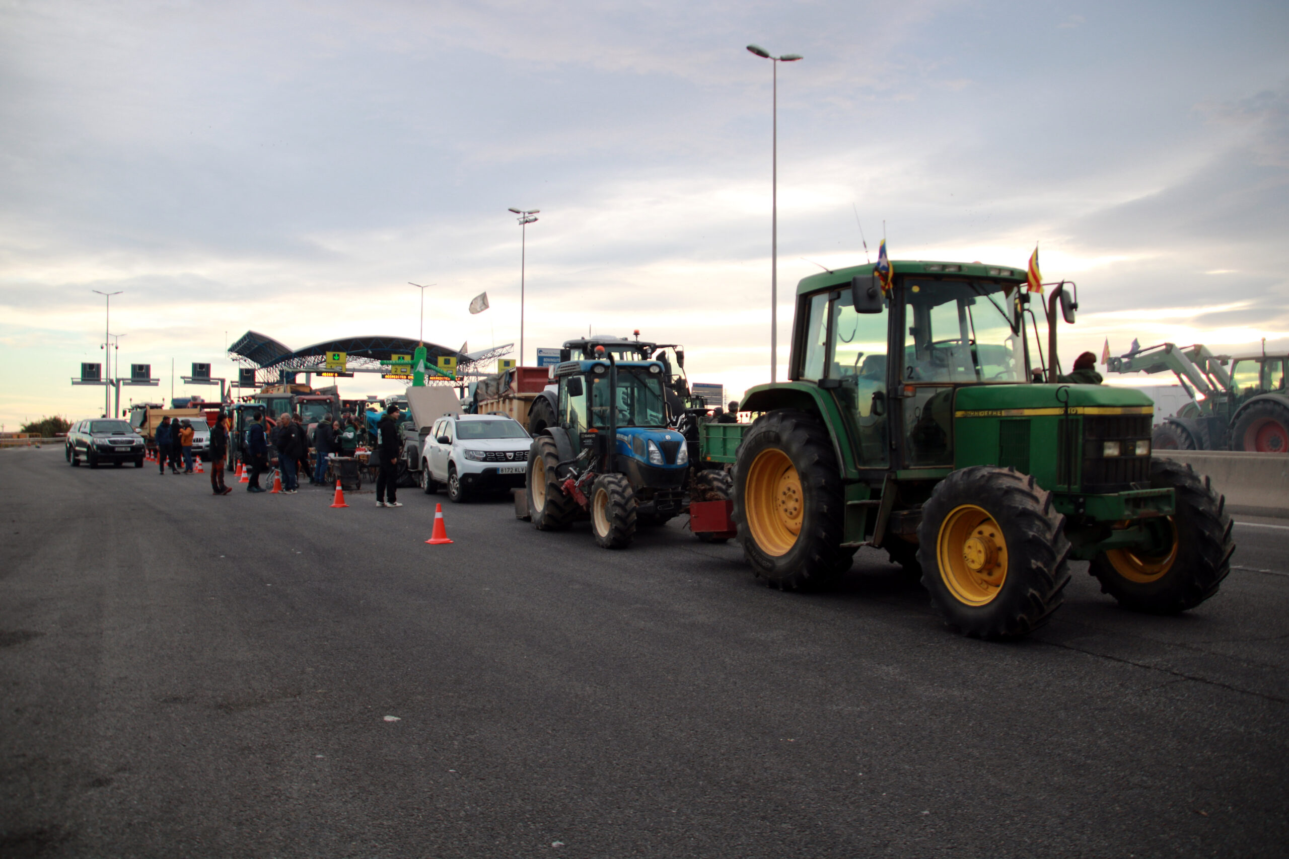 El conseller d'Agricultura, Òscar Ordeig, reunit amb els pagesos i ramaders de Revolta Pagesa que tallen l'accés al port de Tarragona.
