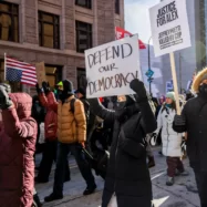 La pressió política i popular fa perdre a Trump el torcebraç migratori a Minnesota