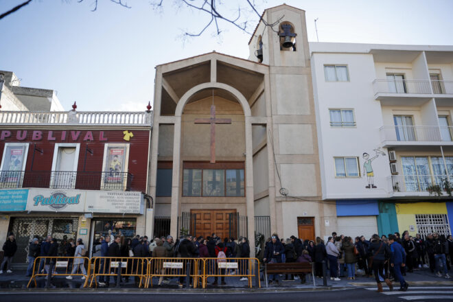 Centenars de veïns s’acomiaden amb dolor i ràbia de l’Àlex, el xiquet de Sueca assassinat pel pare d’un amic
