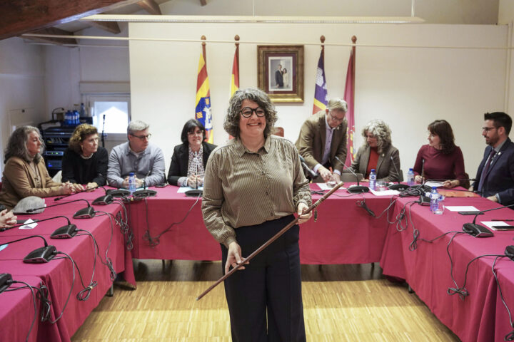 La nova batllessa de Ciutadella, Maria Jesús Bagur, amb l’equip de govern. Fotografia: Ajuntament de Ciutadella