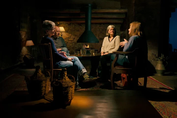 Quatre familiars de joves morts fent el servei militar, que apareixen i parlen en el documentari