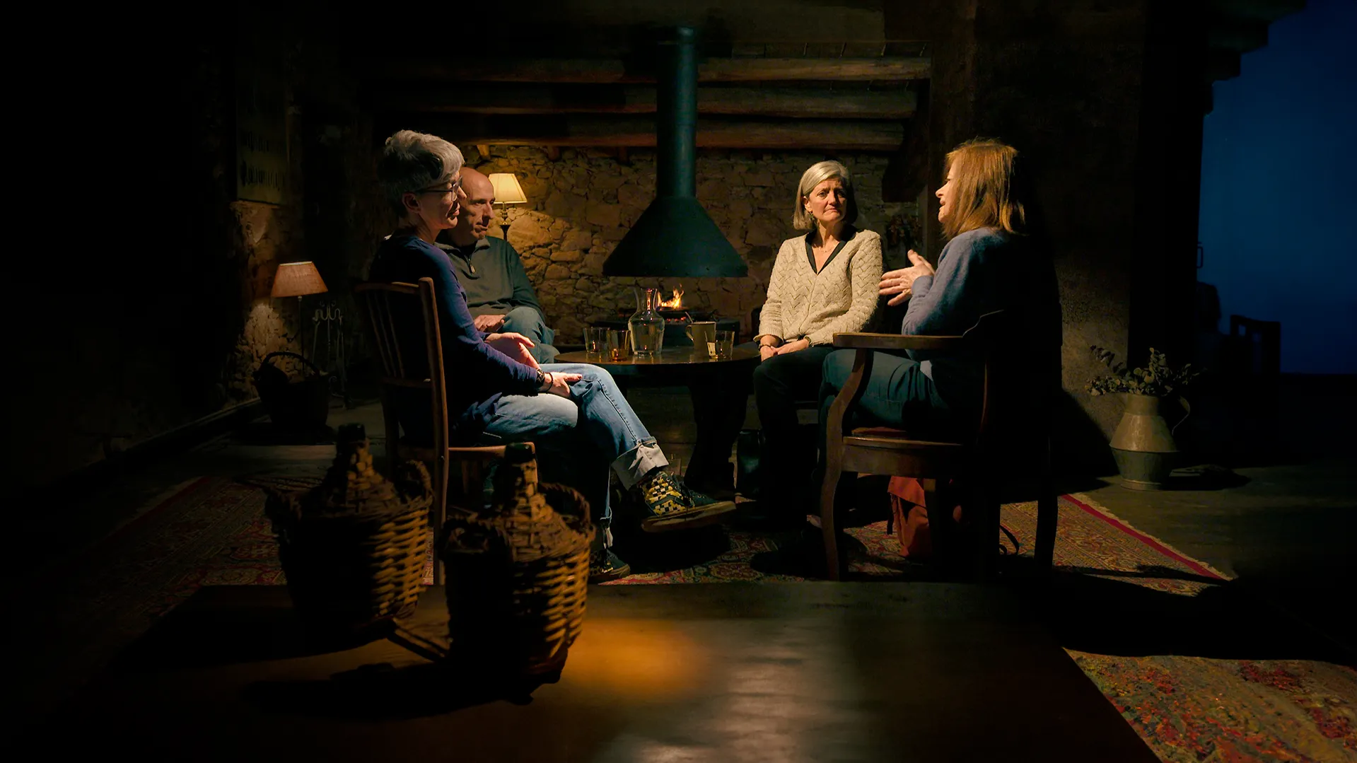 Quatre familiars de joves morts fent el servei militar, que apareixen i parlen en el documentari