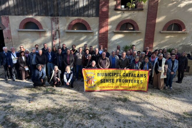 Batlles i regidors fan pinya al parlament per enfortir el català i la cooperació entre la Catalunya del nord i la del sud