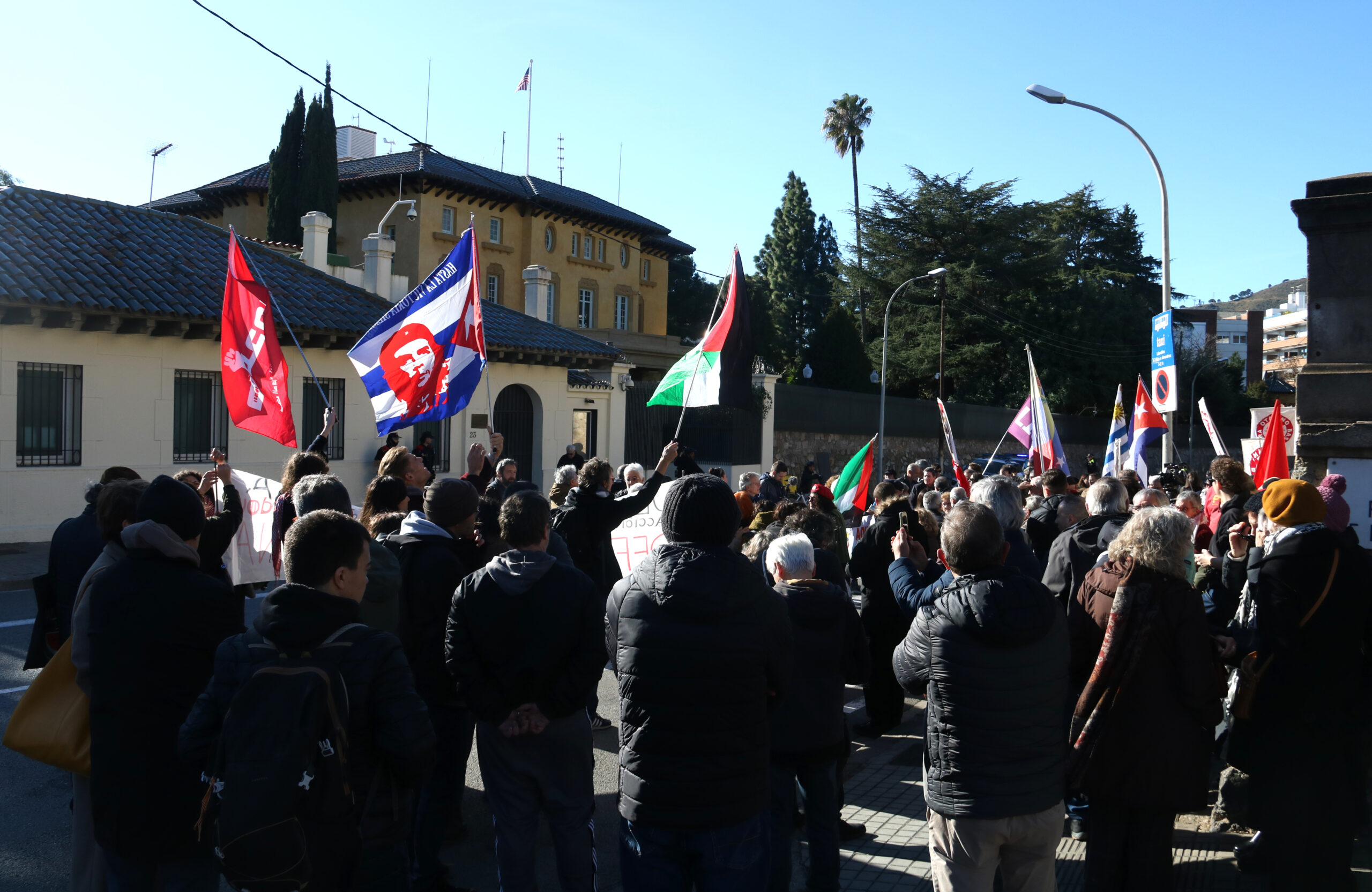 Protesta a favor de Maduro davant el consolat dels EUA a Barcelona (fotografia: ACN / Pau Cortina)